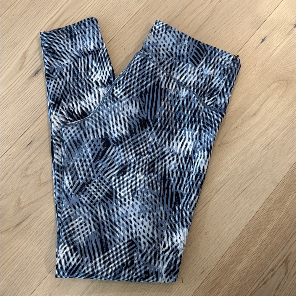 Tuff Athletics women’s Navy and White Patterned Leggings size S